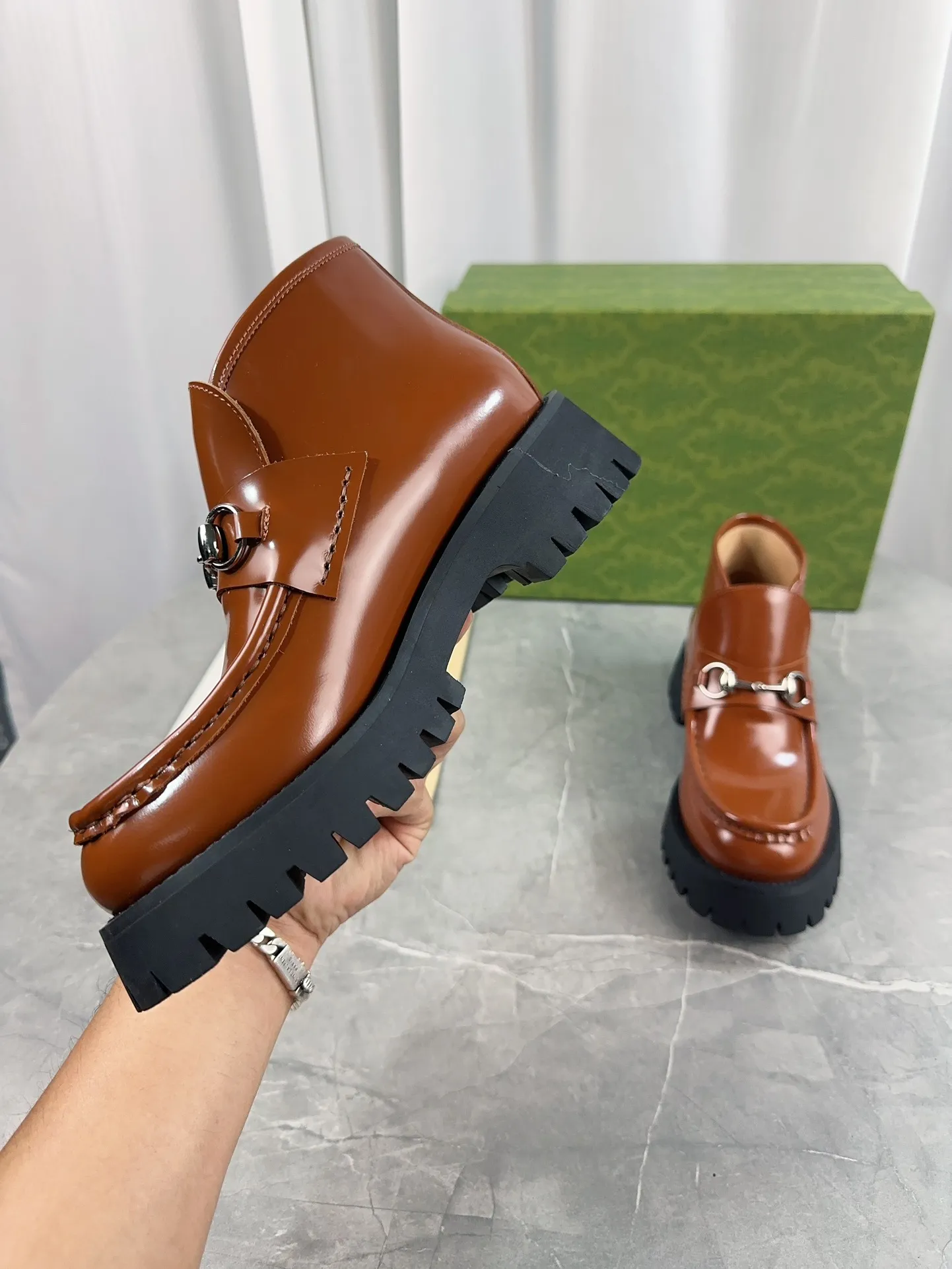Men's shoes 💰620💰 New model from Gucci, double GG groove thick-soled loafers. The original version is made 1:1. Super beautiful quality, classic model at the counter. ❶Upper: original open-edge beaded cowhide ❷Inner lining: water-dyed cowhide ❸Feet: water-dyed cowhide ❹Outsole: ultra-light original sole ❺thick sole heightening: 3.5cn ❻Packing: original packaging ❼Number: 35-42 (41 41 customized, non-refundable) Men's model: 38-46 (45, 46 customized, non-refundable)